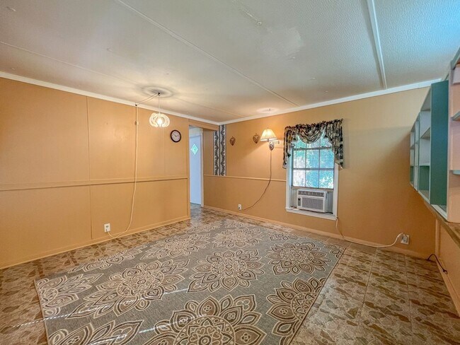 Building Photo - Cute 2 Bedroom