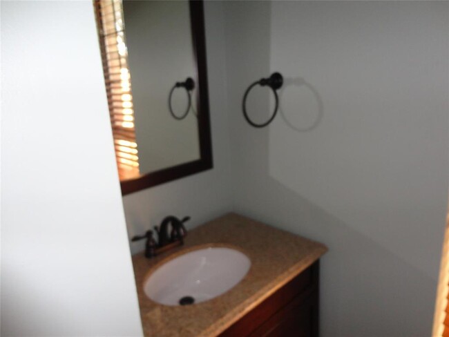 Foto del edificio - 1736 E Peters Colony Rd