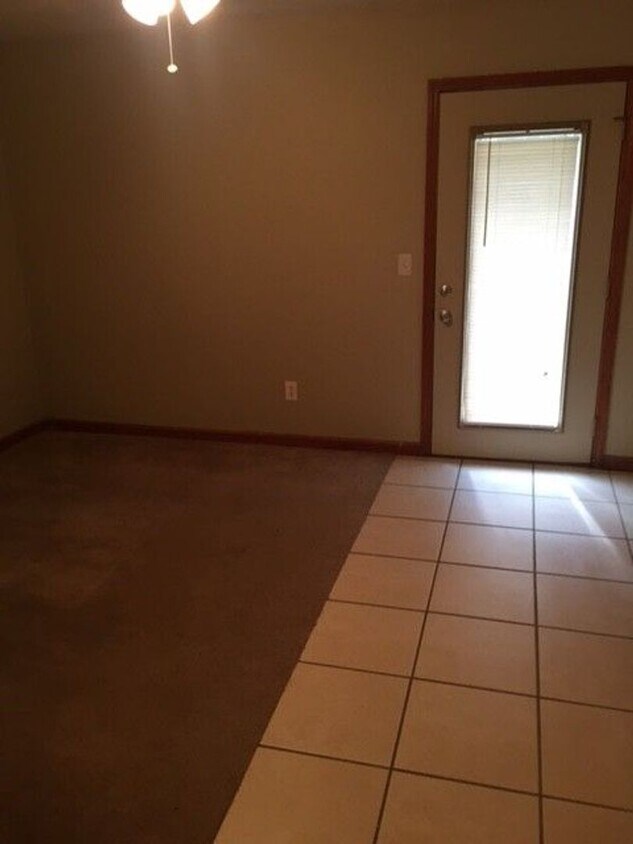 Foto del edificio - Perfect 1 Bedroom 1 Bathroom With Fenced I...