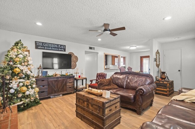 Building Photo - 3 Bd/2 Ba House in the Heart of Shafter