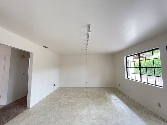 Building Photo - Conveniently Located 4 Bedroom Home