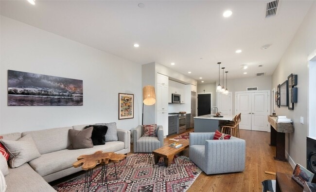 Building Photo - 5 W Mendenhall St