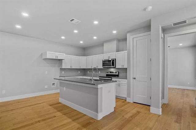 Building Photo - 5018 Villas Dr