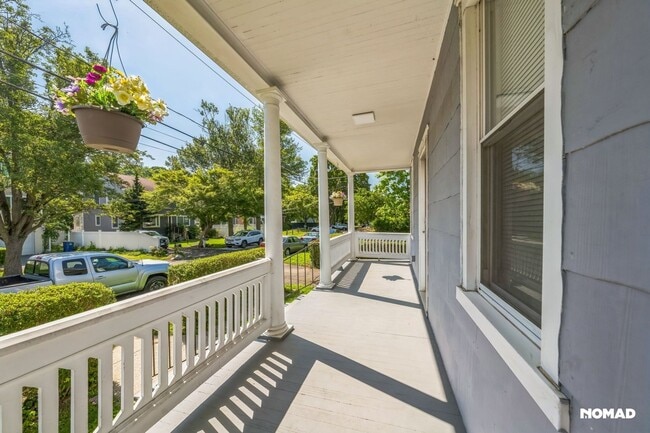 Building Photo - Charming 3BR House in Greenwich