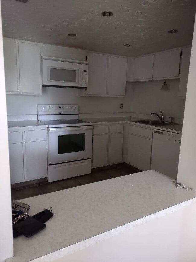 Kitchen - 610 Fairways Cir