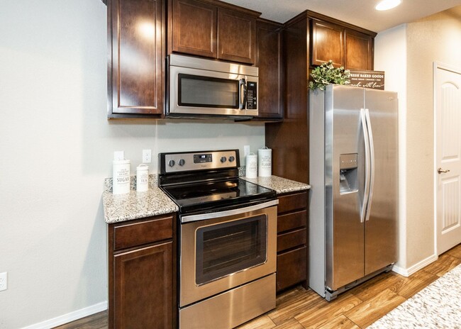 Building Photo - Centrally Located End Unit 3 Bed Townhome ...