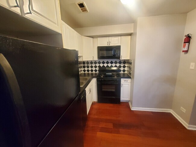 Foto del edificio - 7642 S Exchange Ave