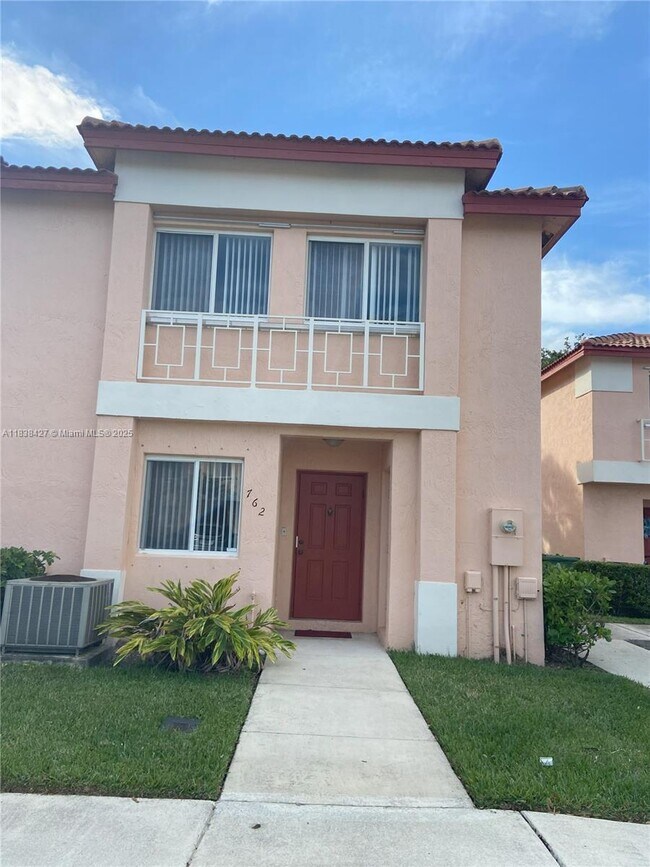 Foto del edificio - 762 NW 208th Ter