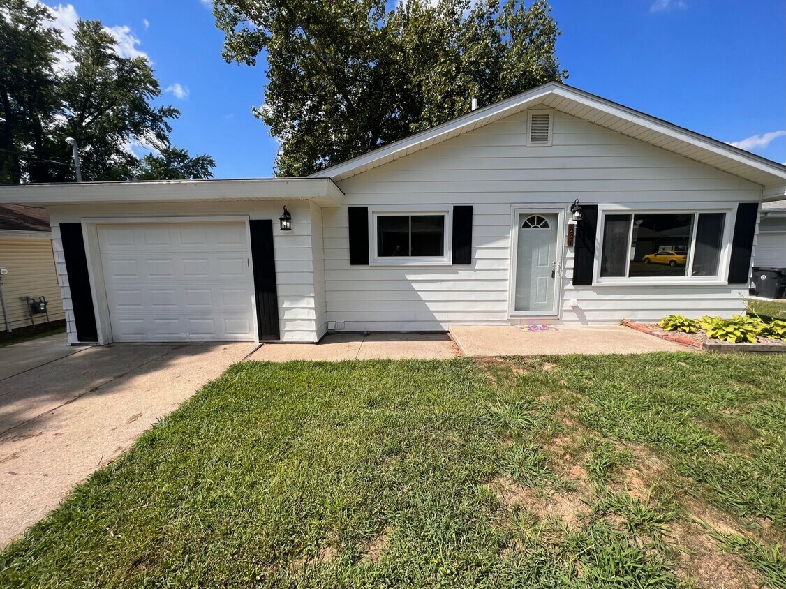 221 Sunrise Ave, Pekin, IL 61554 House Rental in Pekin, IL