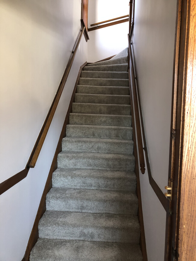 Private Stairwell - 3941 N Wayne Ave