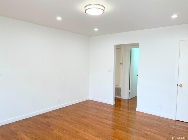Building Photo - 52 Spruce St