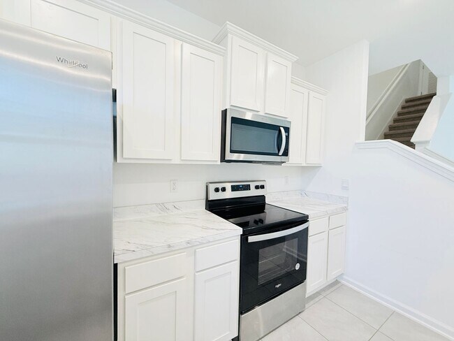 Foto del edificio - Move-In Ready Townhome with Spacious Layou...