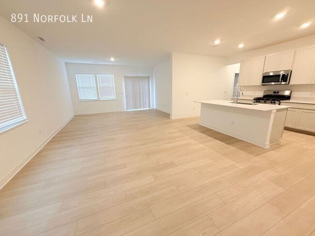 Foto del edificio - 891 Norfolk Ln