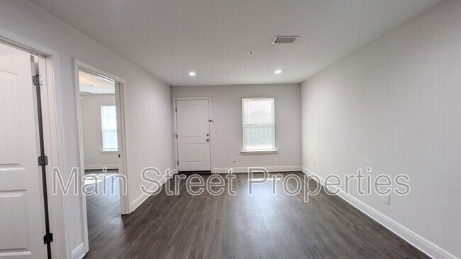 Foto del edificio - 313 N Navy Blvd
