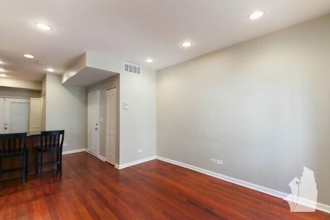 Building Photo - 1358 W Greenleaf Ave