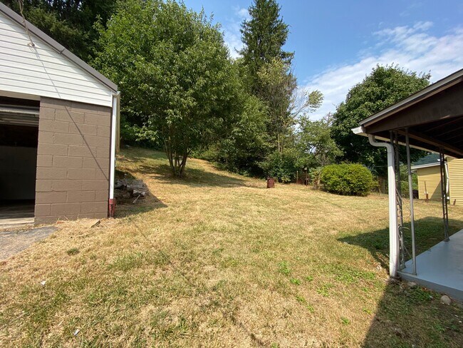 Building Photo - 55387 Maple Heights