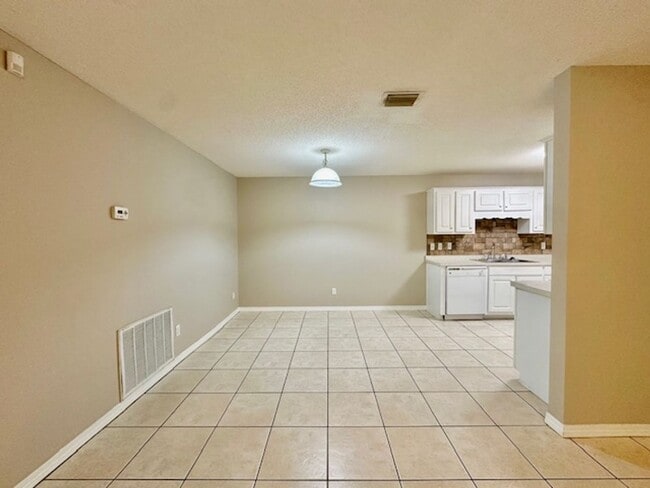 Building Photo - 2 bedroom/2 bathroom/2 car garage town hom...