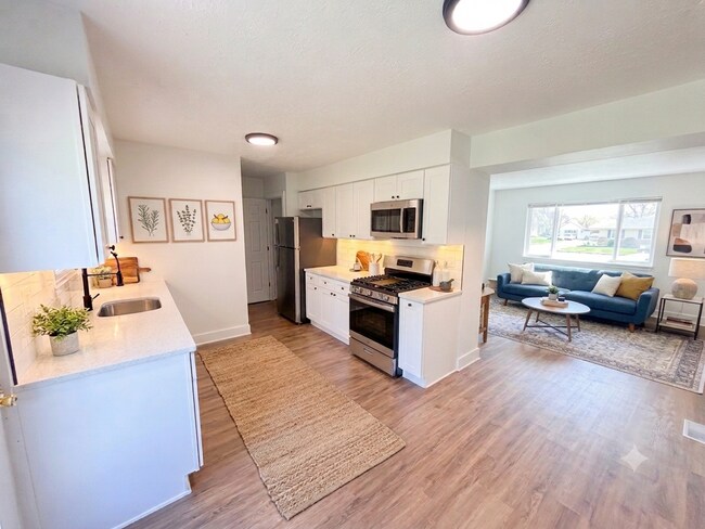 Foto del edificio - Freshly Renovated 3 Bedroom, 1.5 Bath Townhome in Joliet