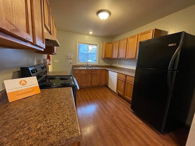 Building Photo - Spacious 2 bed/2 bath Milwood duplex!