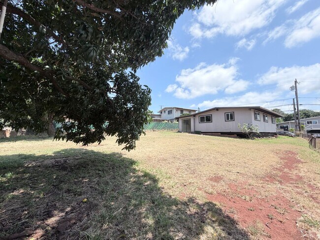 Foto del edificio - 3 Bedroom 1.5 Bathroom Single Family House Makakilo Home with Yard & Cool Breezes!