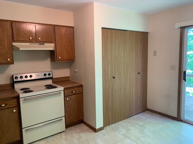 Kitchen/Dining/Laundry closet - 127 Heritage Pl