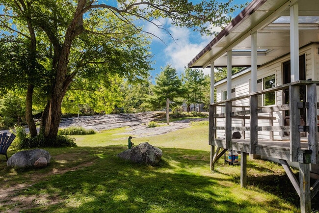 Photo du bâtiment - 100 Sand Bay Rd