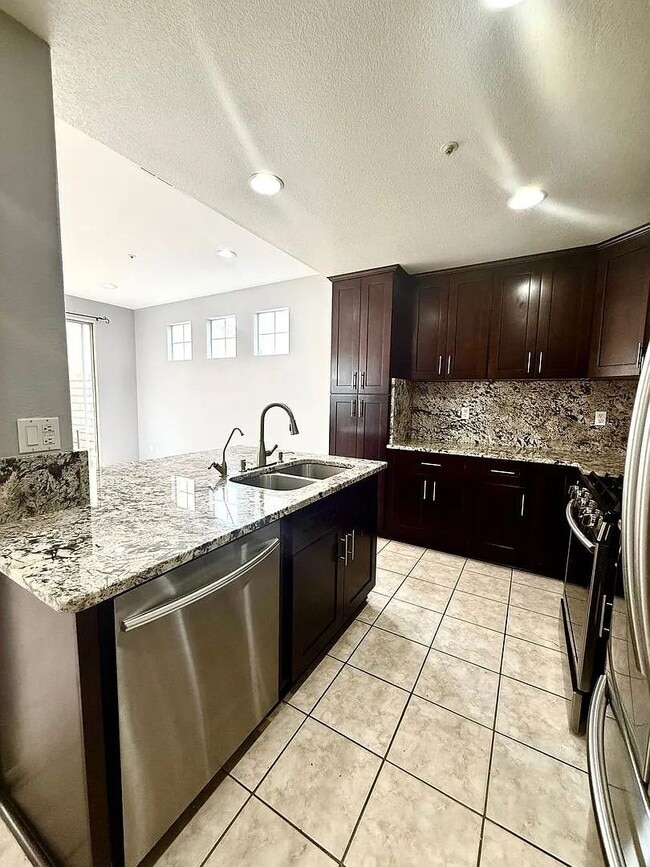 Building Photo - 301 N Navarette Pl