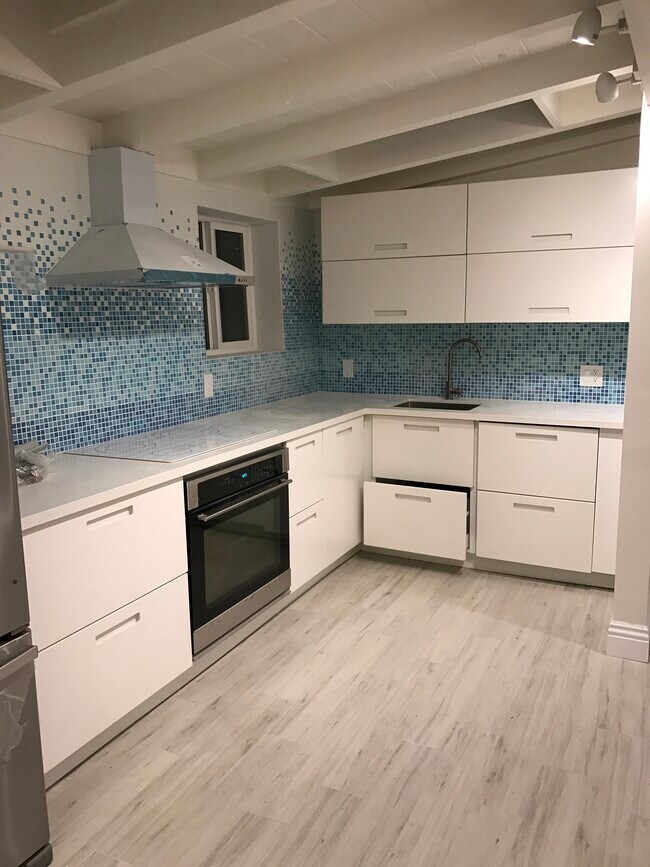 Kitchen - 3820 The Strand