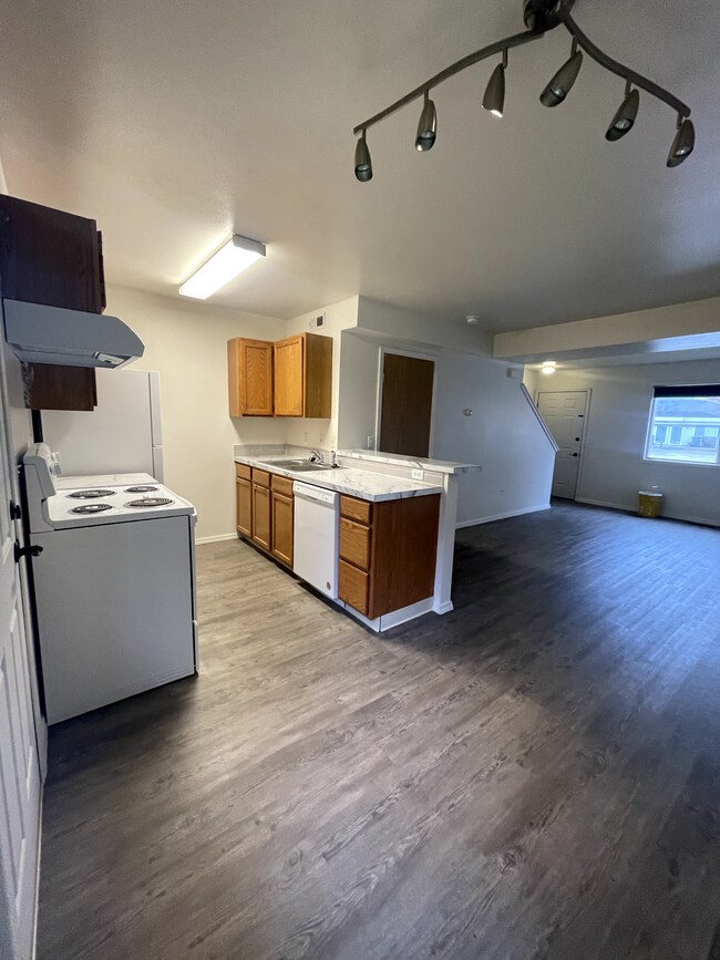 Kitchen - 2064 N Woodford Ave