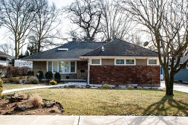 Building Photo - 558 Emerson Dr