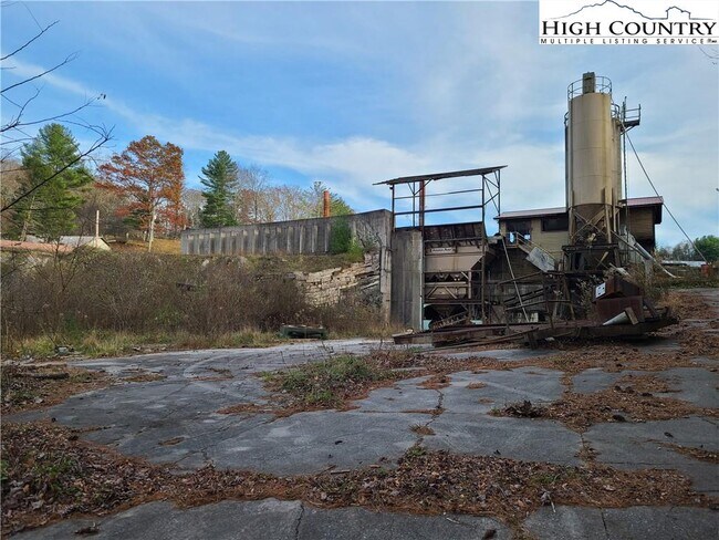 Building Photo - 1864 Old US 421 S