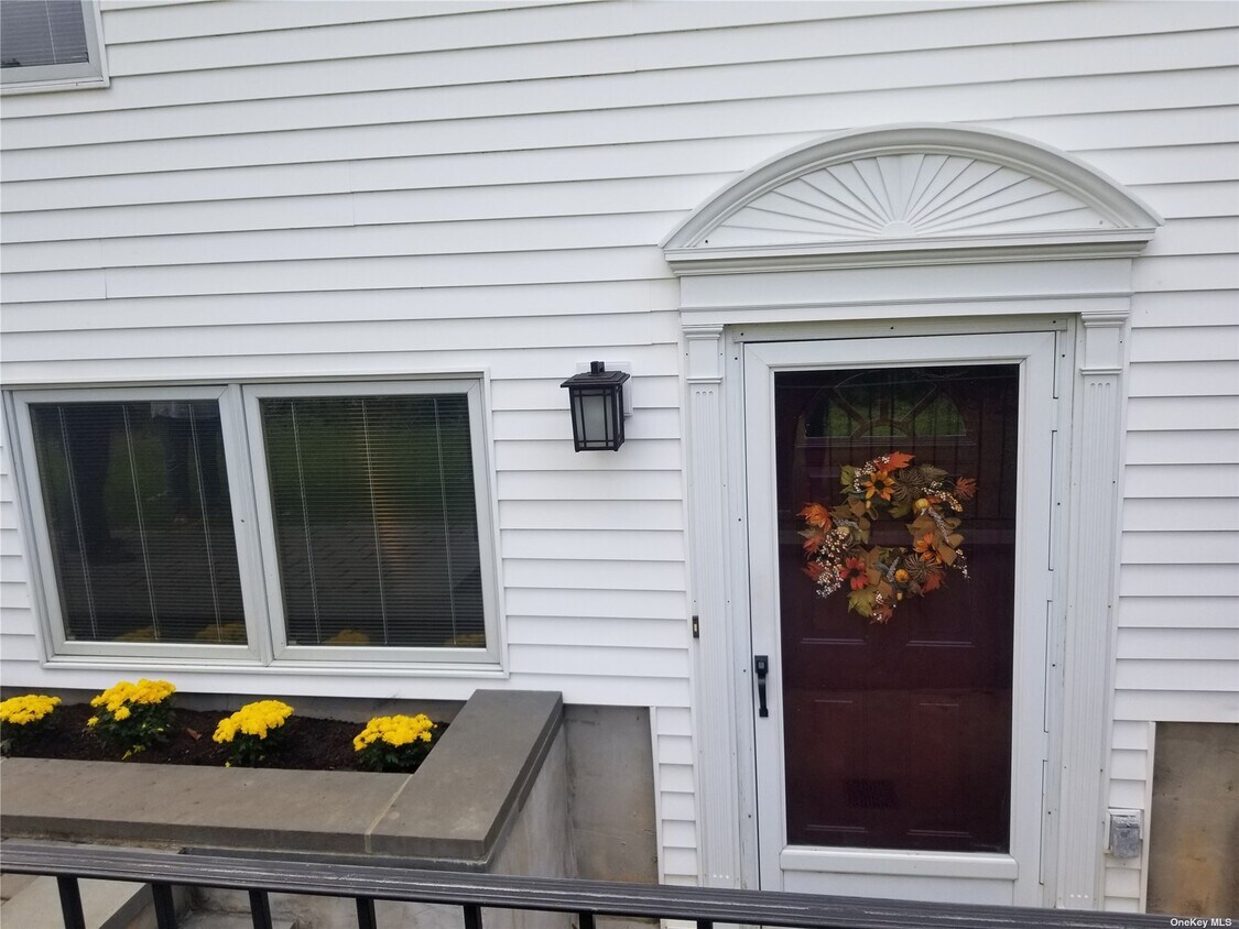 172 Joline Rd, Port Jefferson Station, NY 11776 Room for Rent in Port