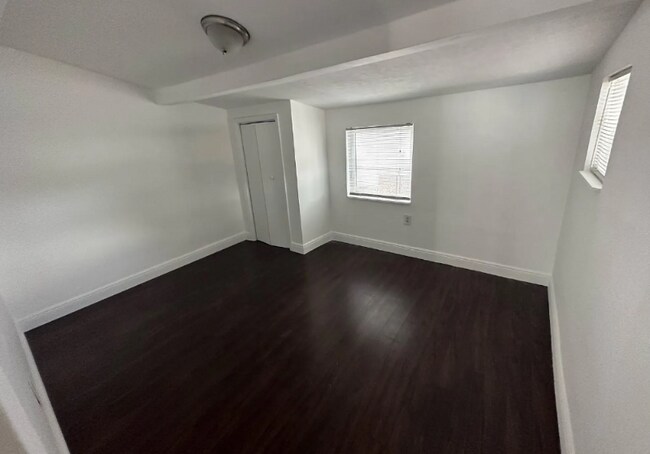 Foto del edificio - 565 NE 65th St