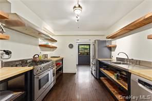 Foto del edificio - 118 Old Mill River Rd