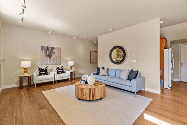 Foto del edificio - Beautiful 3BR Townhome with Private Patio & Oversized Garage in Shoreline