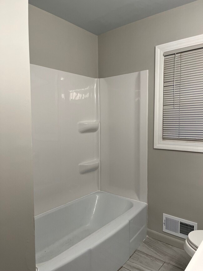 Main bathroom - 1231 Harmony Dr