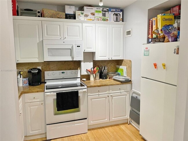 Foto del edificio - 7965 SW 57th Ave