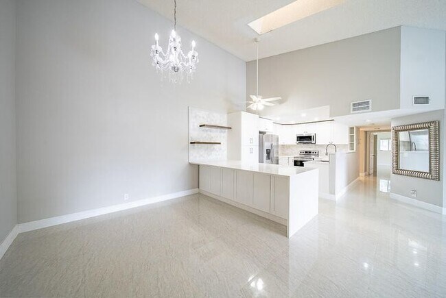 Building Photo - 13810 Oneida Dr