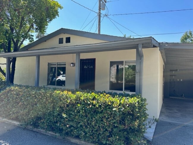 Building Photo - 2+2 House  - Central a/c, private fenced y...