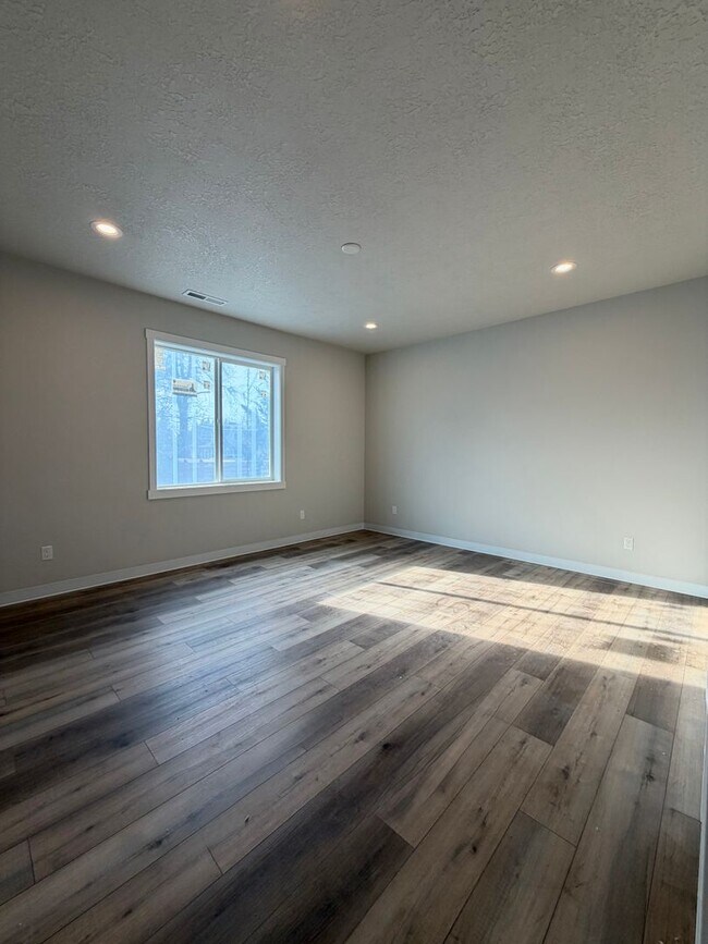 Foto del edificio - Beautiful Brand New 4-Bedroom, 2.5-Bathroom Duplex Style Townhome!