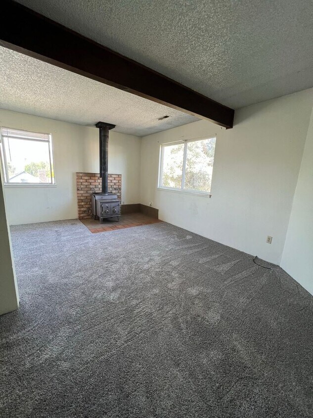 Foto principal - 2 Bedroom, 1 Bathroom Duplex - Upstairs Unit