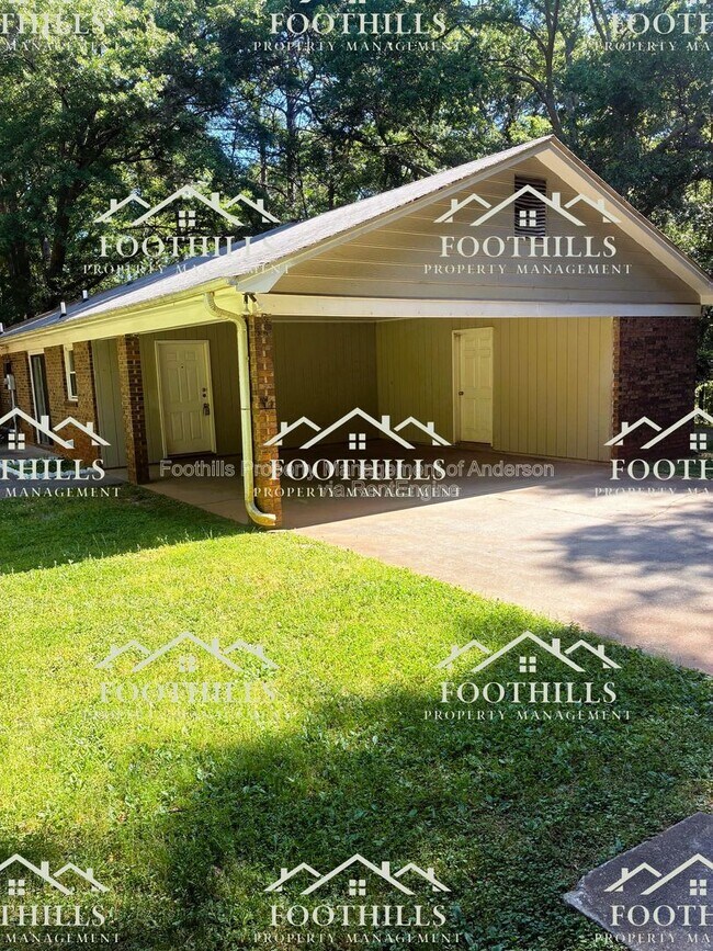 Building Photo - 303 Green Forest Dr