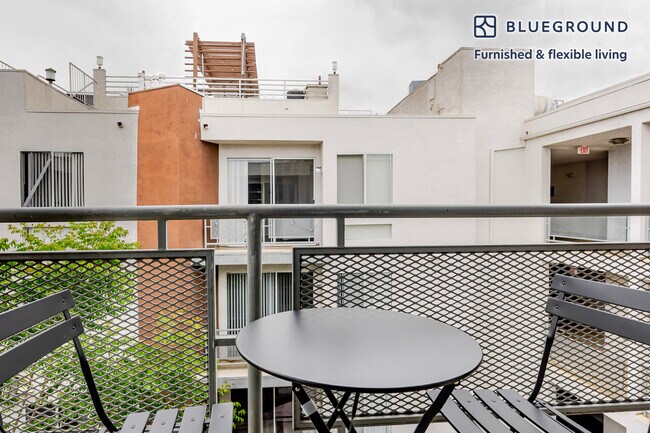 Foto del edificio - 1443 N Fuller Ave