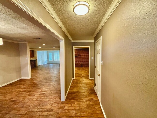 Foto del edificio - Spacious 3 bedroom 2 Bathroom Home!