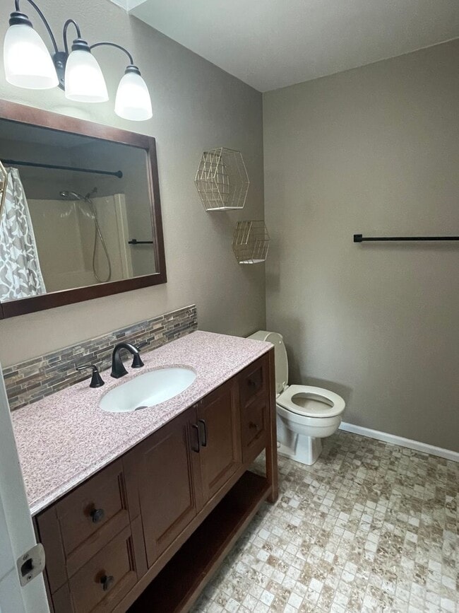 Building Photo - Fantastic 3 Bedroom Home with Fenced Yard and Garage!