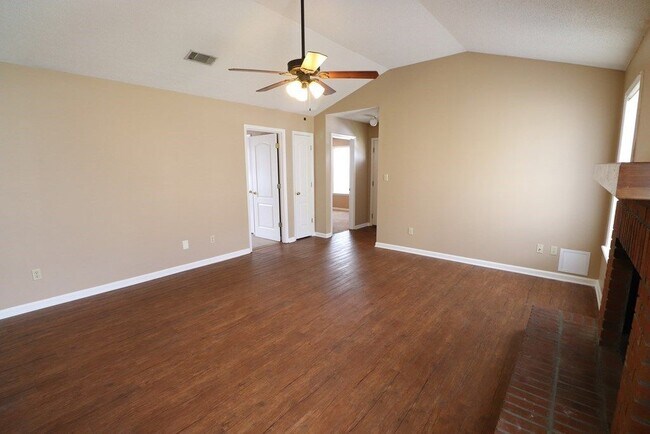 Foto del edificio - Cozy Retreat: Charming 3-Bedroom Home with Cul-de-Sac Location in Valdosta, GA