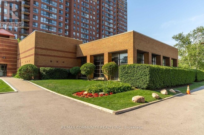 Photo du bâtiment - 330-1330 McCowan Rd