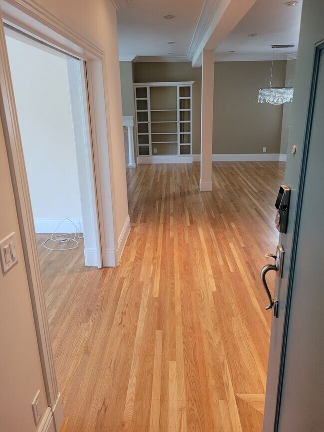 Building Photo - 4 Bedroom/3 Bathroom Russian Hill Beauty!