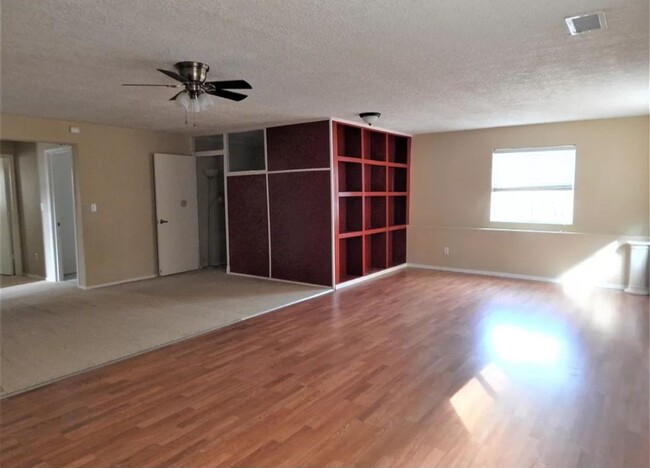 Building Photo - 4 Bedroom 3 Bathroom