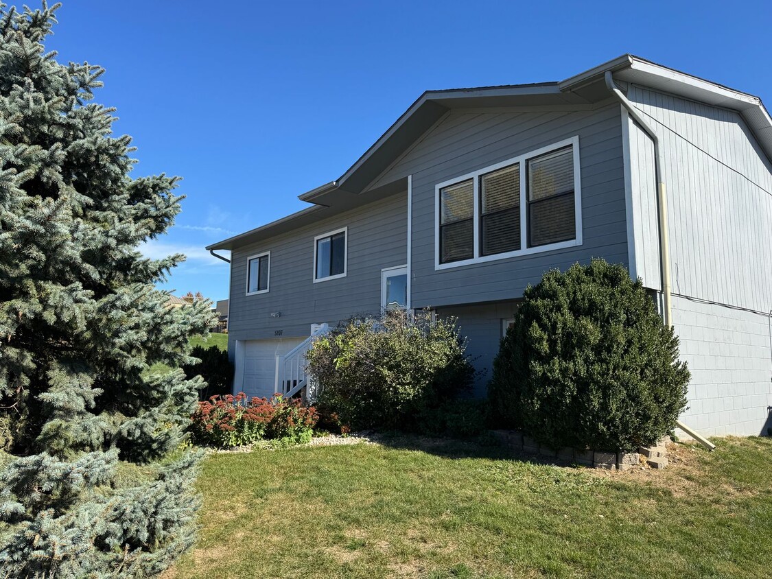 Foto principal - Bright and spacious split-entry home with ...